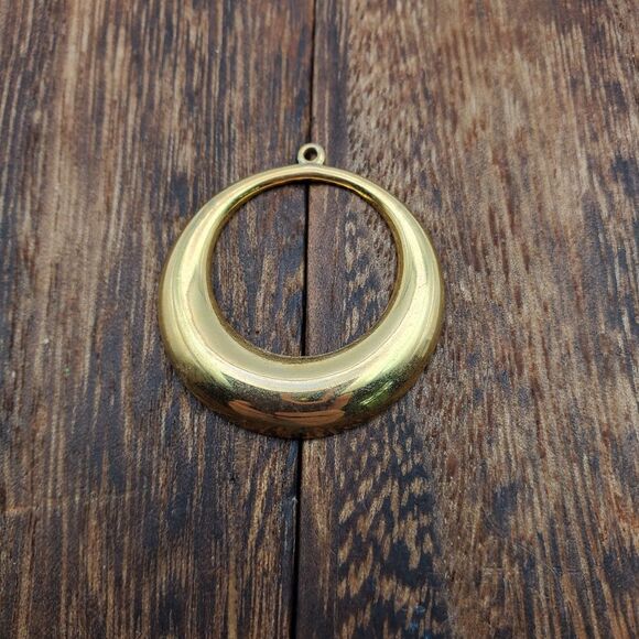 Round wreath‎ hollowed out gold tone necklace pendant - Picture 1 of 2